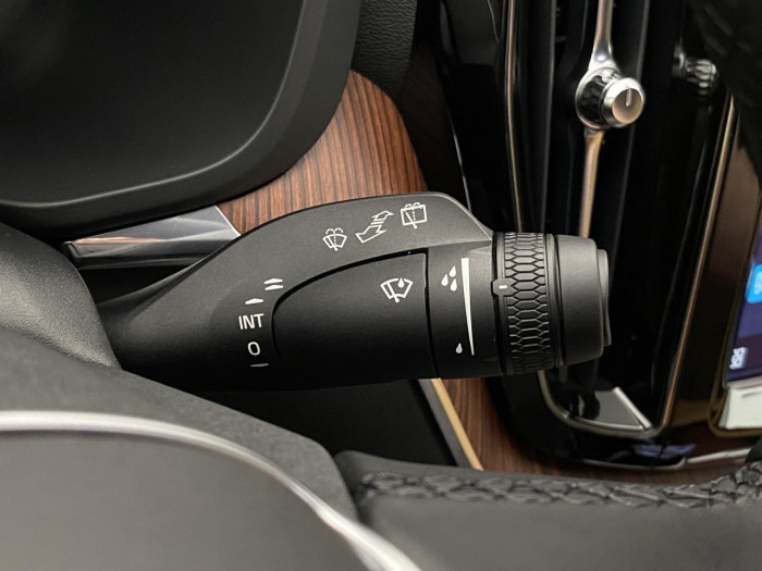 Volvo XC60 B5 AWD AUT DARK PLUS na operativní leasing