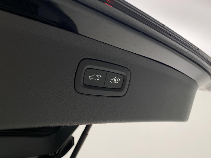 Volvo XC90 B5 AWD AUT BLACK EDITION PLUS na operativní leasing
