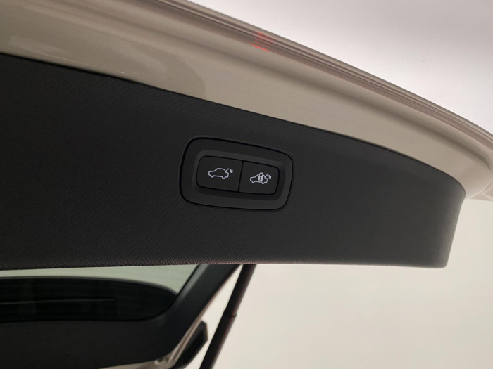 Volvo XC90 T8 AWD Plug-in DARK PLUS 7m na operativní leasing
