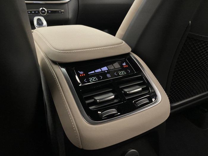 Volvo XC90 T8 AWD Plug-in DARK PLUS 7m na operativní leasing