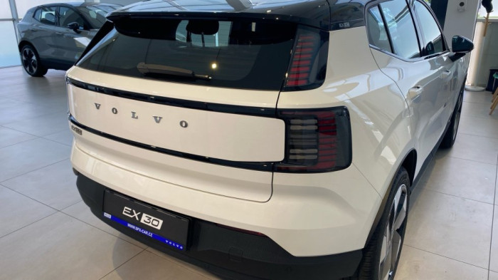 Volvo EX30 PLUS, Single Motor Extended Range, 200 kW / 272 HP na operativní leasing