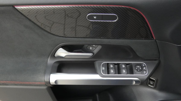 Mercedes-Benz GLB 35 4MATIC AMG na operativní leasing