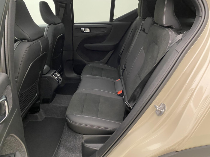 Volvo XC40 B3 AUT DARK PLUS na operativní leasing