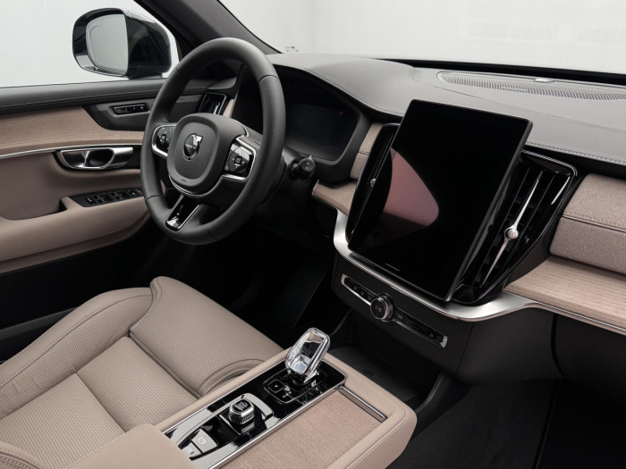 Volvo XC90 T8 AWD Plug-in DARK PLUS 7m na operativní leasing