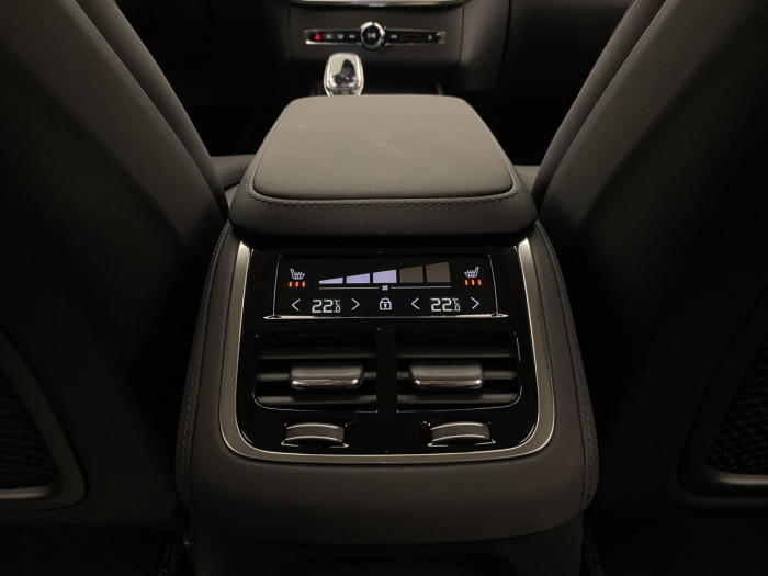 Volvo XC90 T8 AWD RECHARGE DARK PLUS 7m na operativní leasing