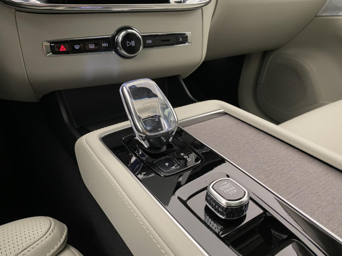 Volvo XC90 T8 AWD Plug-in DARK ULTRA na operativní leasing