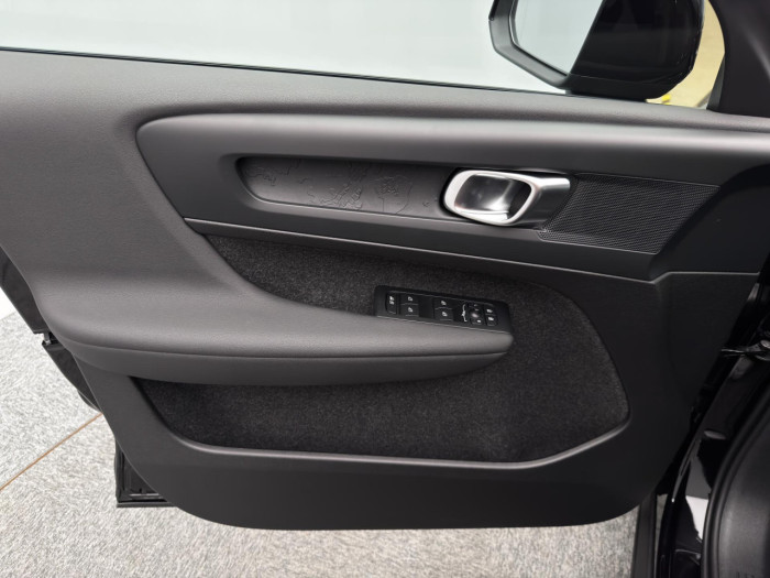 Volvo XC40 B3 AUT ESSENTIAL na operativní leasing