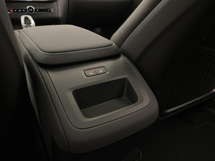 Volvo XC90 B5 AWD BLACK EDITION PLUS 7 na operativní leasing