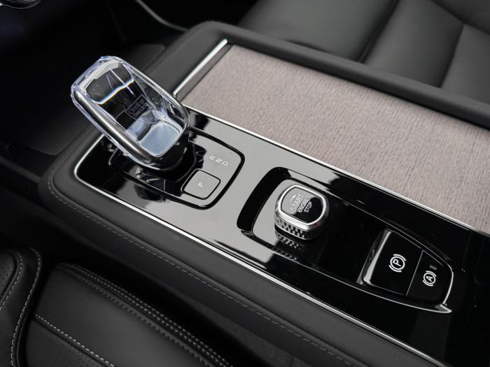 Volvo XC90 T8 AWD Plug-in ULTRA DARK 7m na operativní leasing