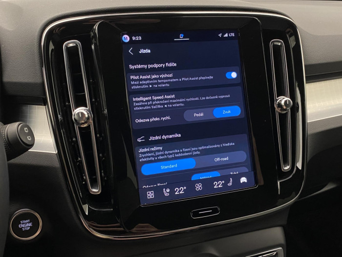 Volvo XC40 B3 AUT DARK PLUS na operativní leasing
