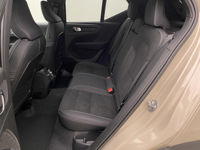 Volvo EX40 TWIN MOTOR AWD ULTRA na operativní leasing