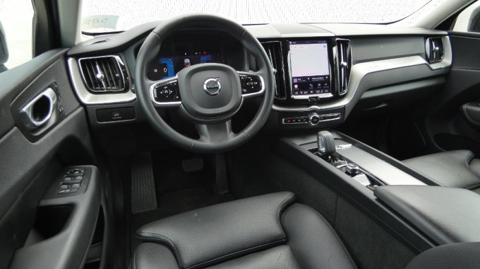Volvo XC60 B4 mHEV AWD Plus Dark na operativní leasing