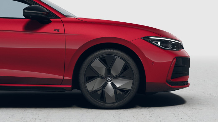 Volkswagen Passat R-Line People 2,0 TSI 150 kW na operativní leasing