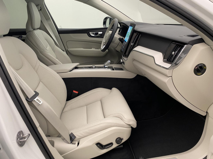 Volvo XC60 B5 AWD AUT DARK PLUS na operativní leasing