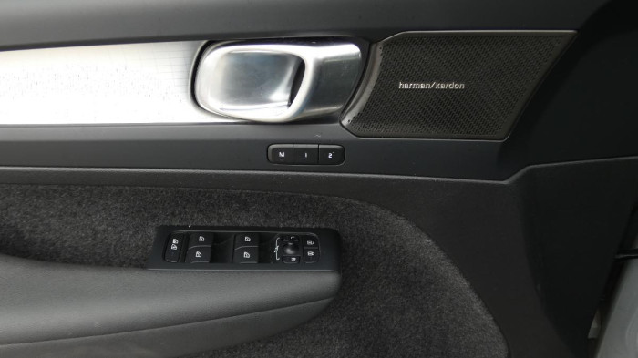Volvo XC40 B3 PLUS DARK na operativní leasing