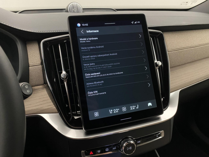 Volvo XC90 T8 AWD Plug-in DARK PLUS 7m na operativní leasing