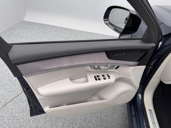 Volvo XC90 B5 AWD AUT DARK PLUS 7míst na operativní leasing