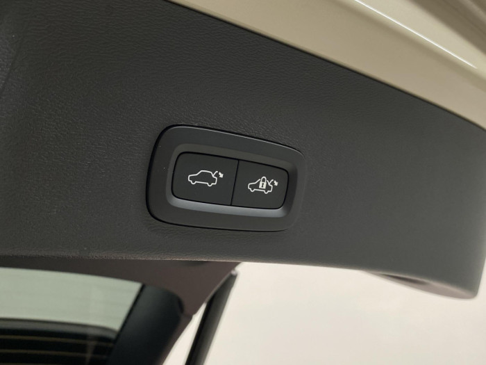 Volvo XC40 B3 AUT DARK PLUS na operativní leasing