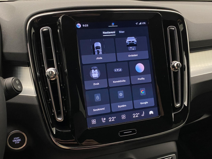 Volvo XC40 B3 AUT DARK PLUS na operativní leasing