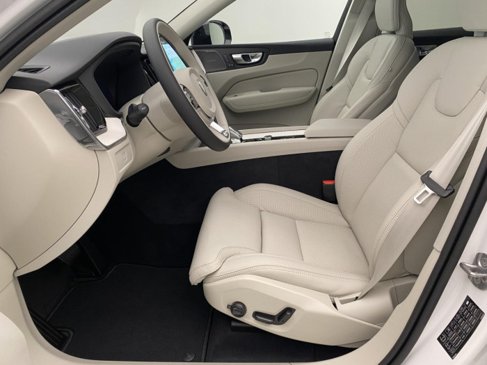 Volvo XC60 B5 AWD AUT DARK PLUS na operativní leasing