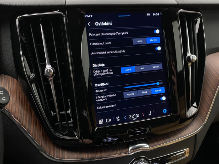 Volvo XC60 B5 AWD AUT DARK PLUS na operativní leasing