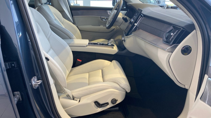 Volvo XC90 PLUS BRIGHT, T8 AWD, 184+115 kW / 250+156 HP na operativní leasing