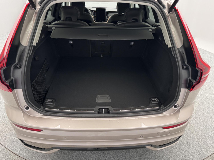 Volvo XC60 B5 AWD AUT DARK ULTRA na operativní leasing