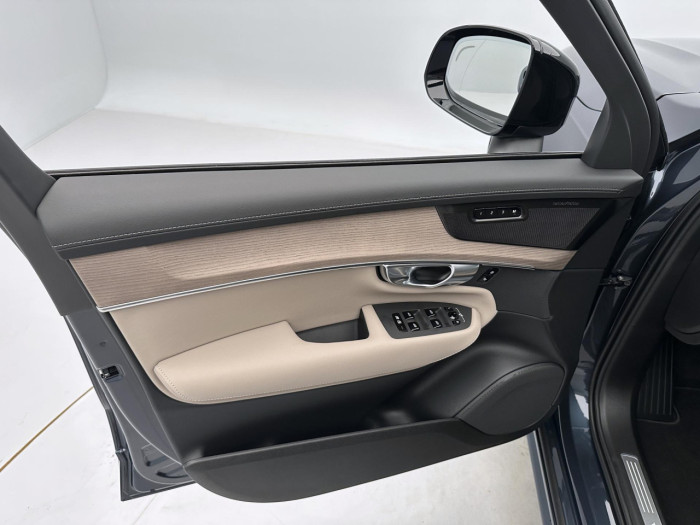 Volvo XC90 B5 AWD AUT DARK PLUS 7míst na operativní leasing