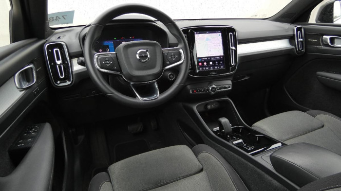 Volvo XC40 B3 PLUS DARK na operativní leasing