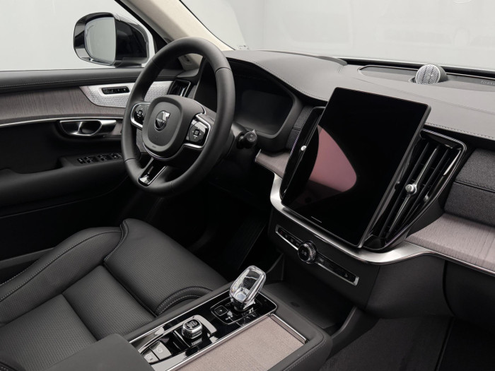 Volvo XC90 T8 AWD Plug-in ULTRA DARK 7m na operativní leasing