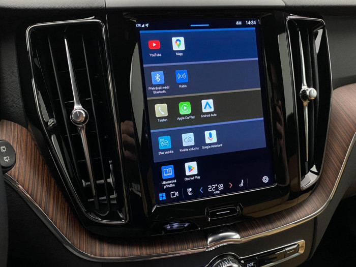 Volvo XC60 B5 AWD AUT DARK PLUS na operativní leasing