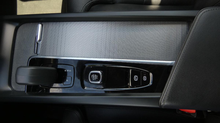Volvo XC60 B4 mHEV AWD Plus Dark na operativní leasing