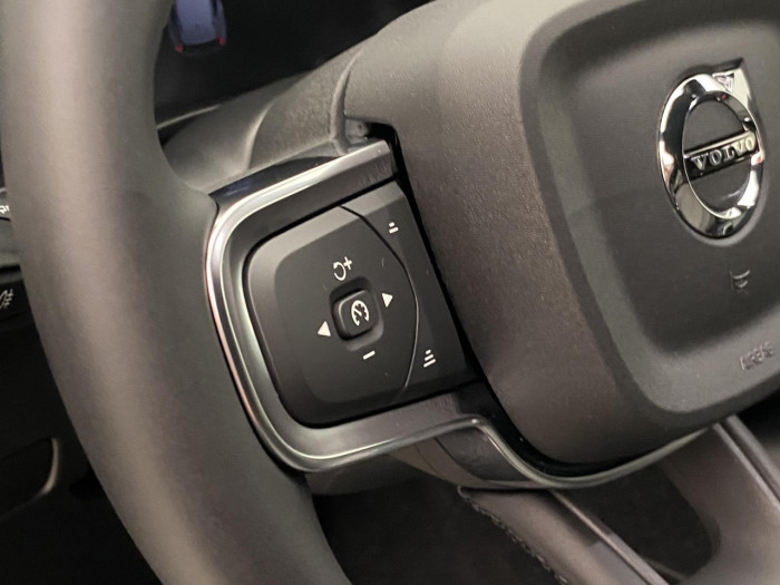 Volvo XC40 B4 AUT DARK PLUS na operativní leasing