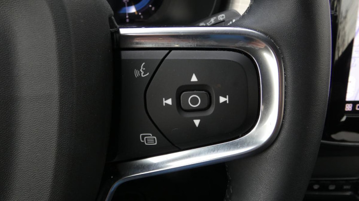 Volvo XC40 B3 PLUS DARK na operativní leasing