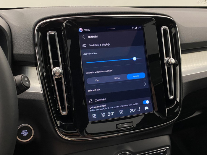Volvo XC40 B3 AUT DARK PLUS na operativní leasing