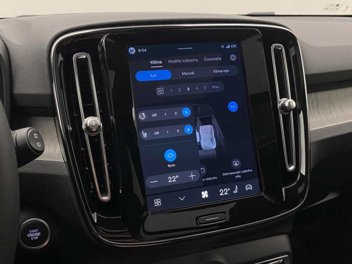 Volvo XC40 B4 AUT DARK PLUS na operativní leasing