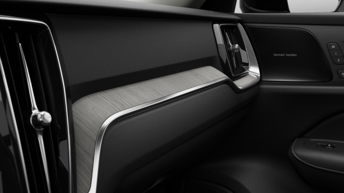 Volvo V60 B4 AUT DARK PLUS na operativní leasing