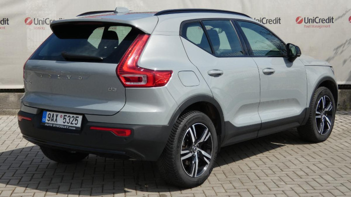 Volvo XC40 B3 Plus Dark na operativní leasing