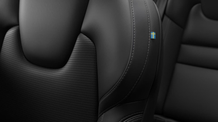 Volvo V60 B4 AUT DARK PLUS na operativní leasing