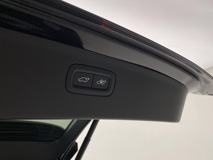 Volvo XC90 T8 AWD RECHARGE DARK PLUS 7m na operativní leasing
