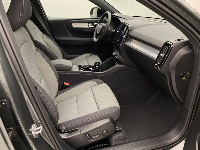 Volvo XC40 B4 AUT DARK PLUS na operativní leasing