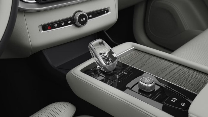 Volvo XC90 PLUS BRIGHT, T8 AWD, 184+115 kW / 250+156 HP na operativní leasing