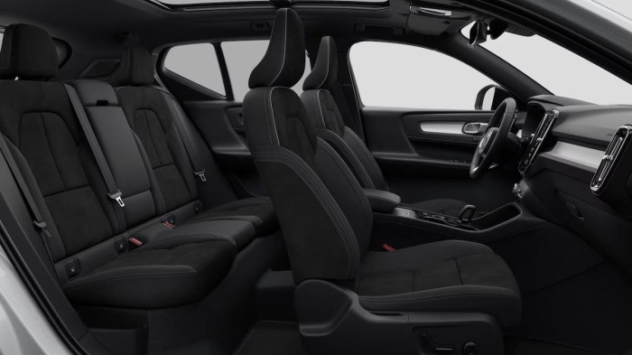Volvo XC40 B3 AUT DARK PLUS na operativní leasing