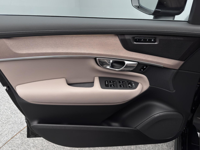 Volvo XC90 T8 AWD Plug-in BRIGHT PLUS 7m na operativní leasing