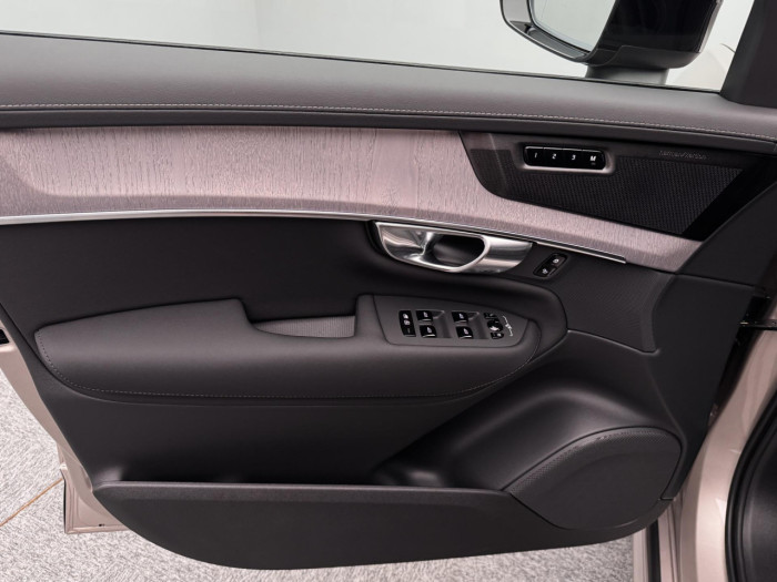 Volvo XC90 T8 AWD Plug-in DARK PLUS 7m na operativní leasing