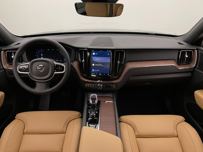 Volvo XC60 B5 AWD AUT DARK PLUS na operativní leasing