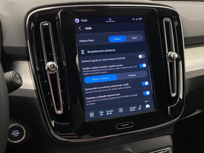 Volvo XC40 B4 AUT DARK PLUS na operativní leasing