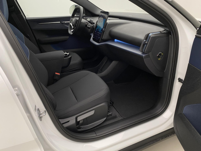 Volvo EX30 CROSS COUNTRY P5 LONG R. PLUS na operativní leasing