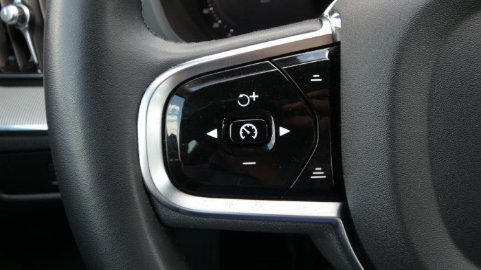 Volvo XC60 B4 mHEV AWD Plus Dark na operativní leasing