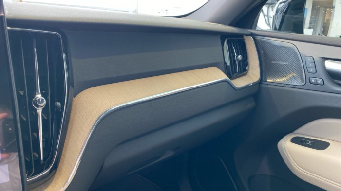 Volvo XC60 PLUS DARK, B5 AWD, 184+10 kW / 250+14 HP na operativní leasing